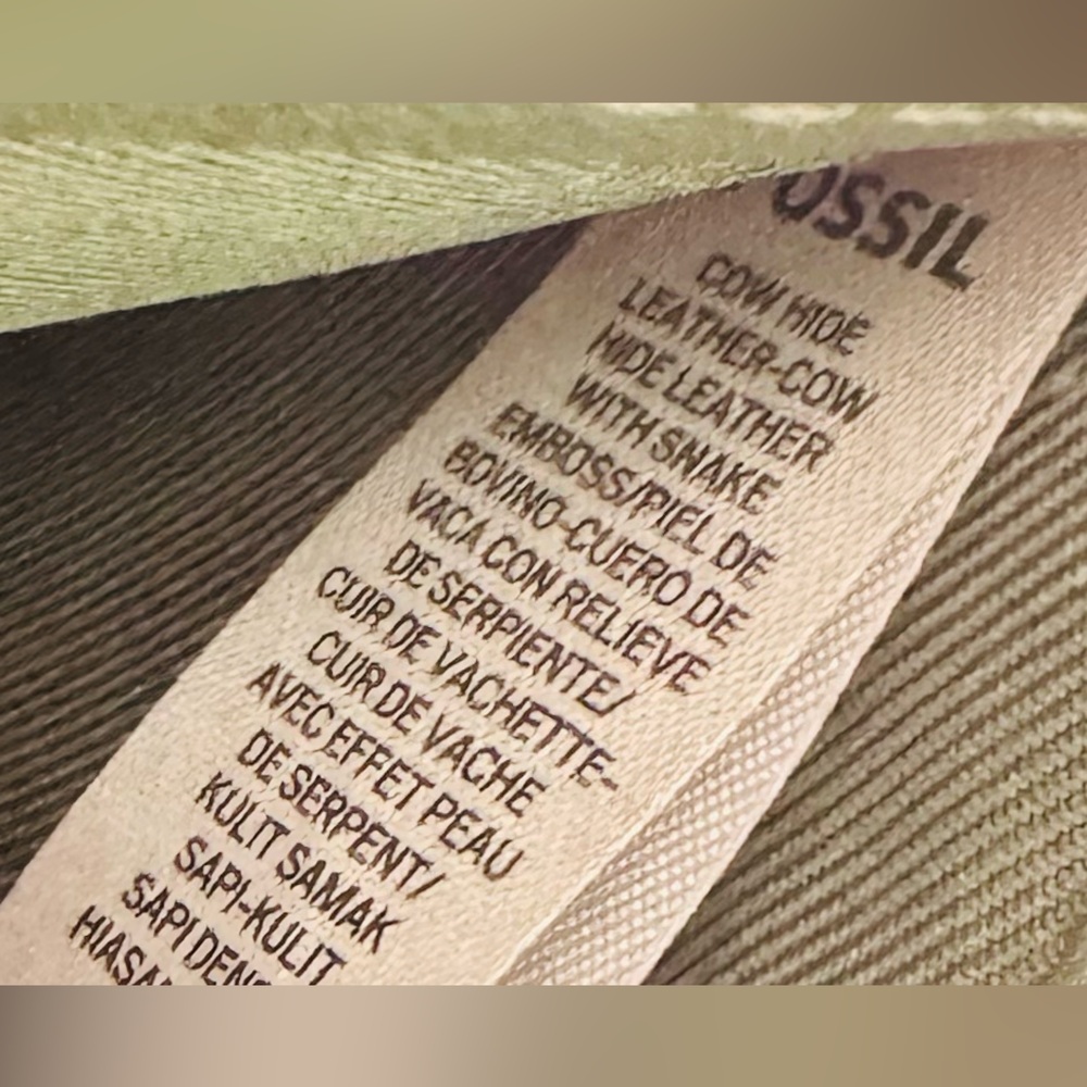 Green FOSSIL Wallet. - Picture 2 of 7